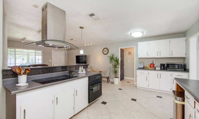 Sacramento Casa | 4 Bedroom Home. Near Cal Expo, CSUS, Pool, Hot tub