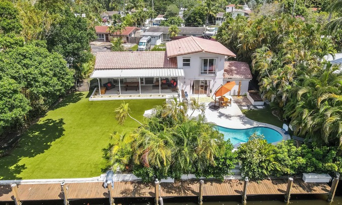 Riverside Park Casa | Retreat at Sailboat Bend, Pool, BBQ, 100ft Dock
