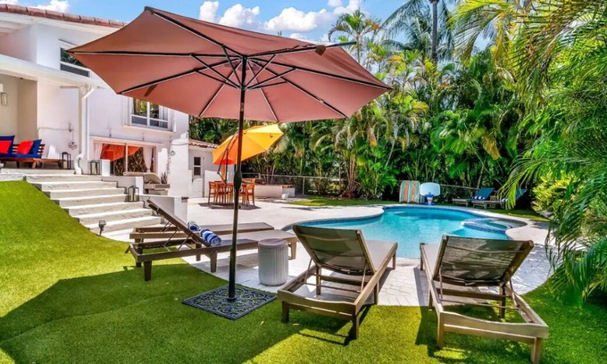 Riverside Park Casa | Retreat at Sailboat Bend, HEATED Pool, BBQ, 100ft Dock