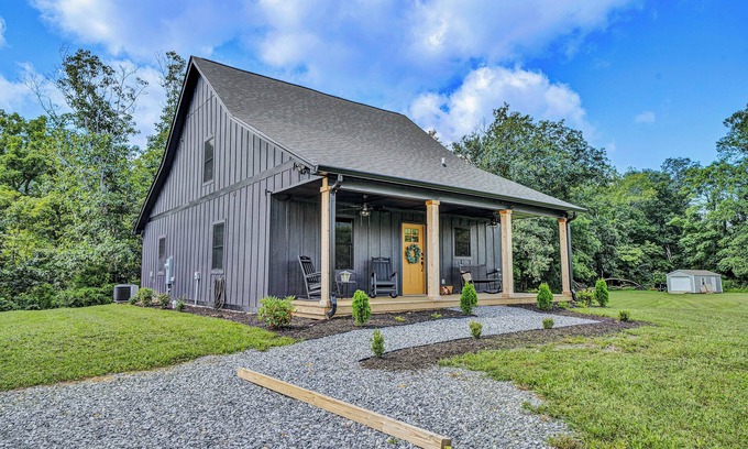 Craig Creek Cabina | Retreat By The Creek …near the charming town of New Castle and hiking trails