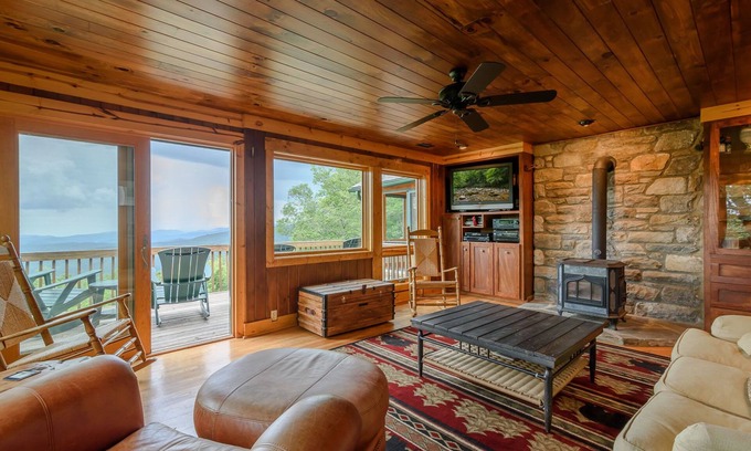Blowing Rock Cabaña | 3BR, 3. 5BA Casa de campo que sopla la roca atemporal, vistas panorámicas a la montaña, jacuzzi, piedra personalizada y carpintería