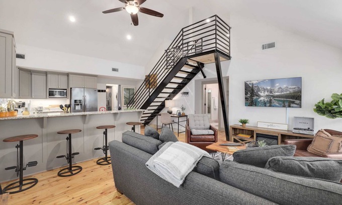 Downtown Casa | Retreat on 4th Street - 0.7 mi to DT Bentonville