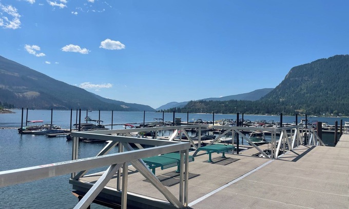 Sicamous Condominio | Retreat on Mara Lake. 3 bedroom, 2 bathroom condo with BOAT SLIP and Pool