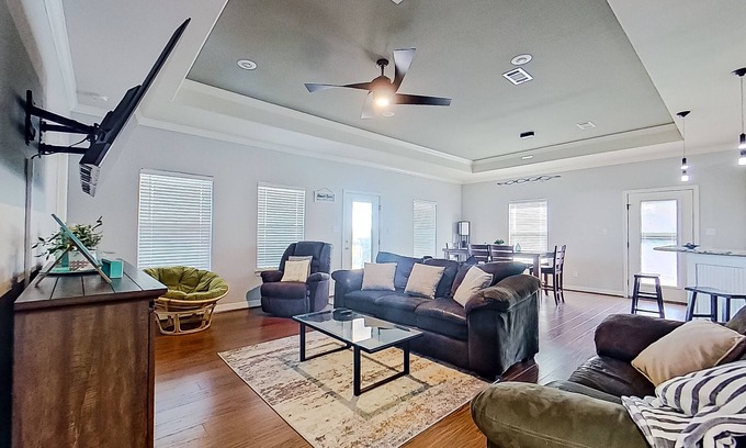 Crystal Beach Casa | Retreat | Steps to Beach | Large Deck | Sleeps 12