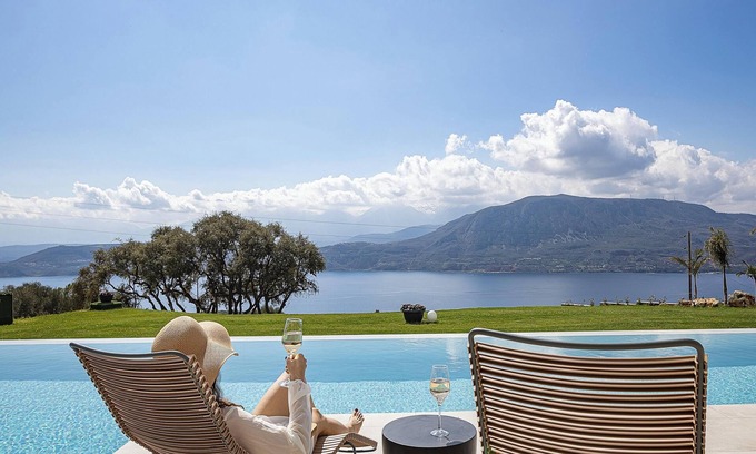 Akrotiri Villa | Retreat to Ethereal Luxury and Wellness: by etouri