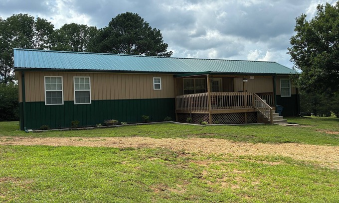 Milan Casa | Retreat to the peaceful Tennessee countryside. Pet-friendly.