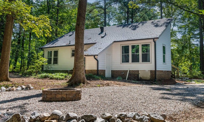Raleigh Casa | Retreat to your own Refuge w/towering pines & oaks w/firepit close to everything