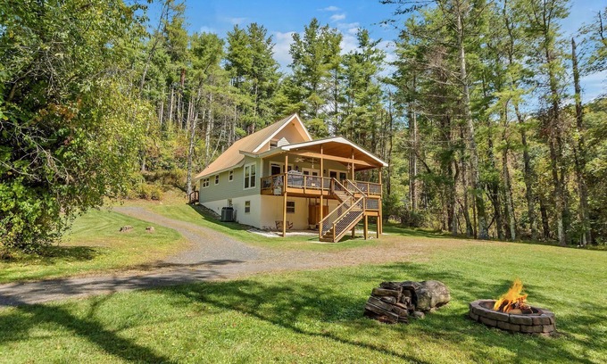West Jefferson Chalet De Esquí | ¡Frente al río con su propia playa privada! Pozos de fuego - ¡Juegos y más!