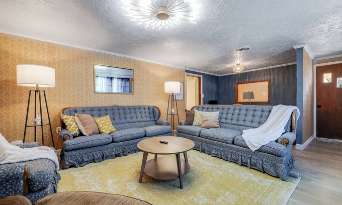 Pooler Casa | Retro! - 4BR Near Sav Airport