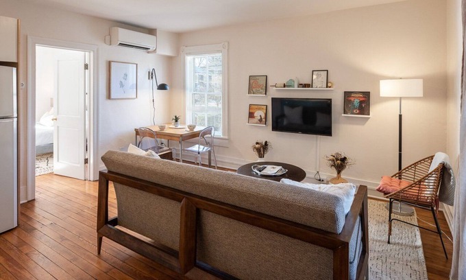 Belmont Apartamento | Retro Apartment| Lux Extended Stay in Belmont