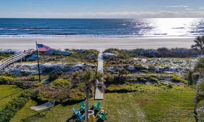Jacksonville Beach Casa | Retro Beachfront Bliss