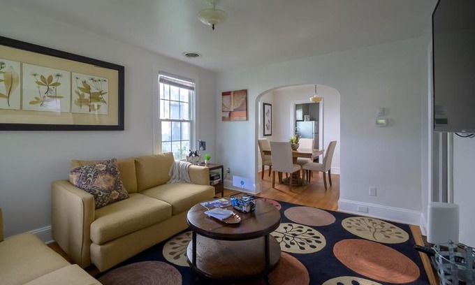 Woodland Heights Casa | Retro Bungalow A Block to Tennis Courts & Park