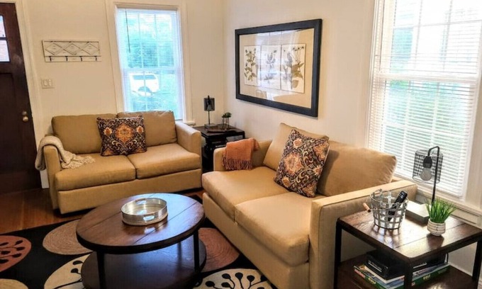 Woodland Heights Casa | Retro Bungalow A Block to Tennis Courts & Park
