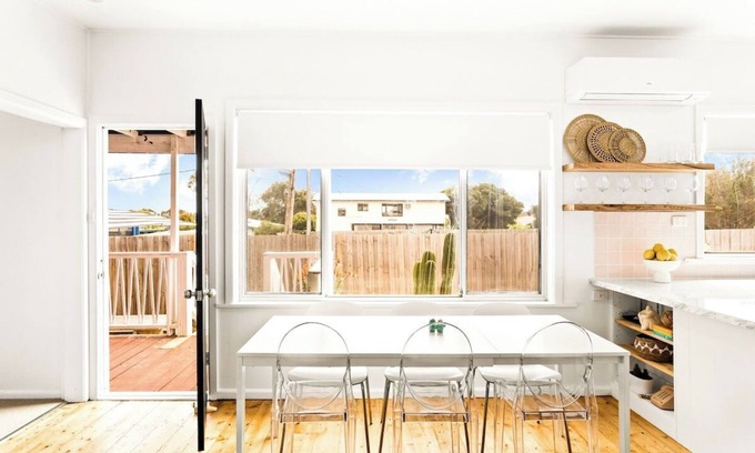 Cowes Casa | Retro Bungalow near Beach and Shops