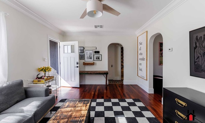 West Second Street Historic District Casa | Retro Charm, BBQ Fun and Fire Pit Nights