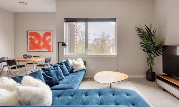 Belmont Apartamento | Retro Modern 2-Bedroom 90 WalkScore