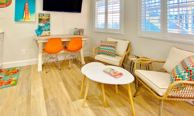 North Redington Beach Apartamento | Retro-chic beachfront studio mere steps from sand - grilling area & shuffleboard