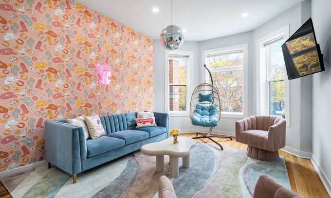 North Center Casa | Walk to Bars/Restaurants/Cubs Games! Sleeps 16 in a HUGE house!