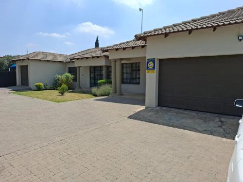 Vanderbijlpark Casa | Retro Guesthouse