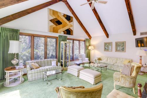 Xenia Casa | Retro Ohio Home on 1-Acre Property