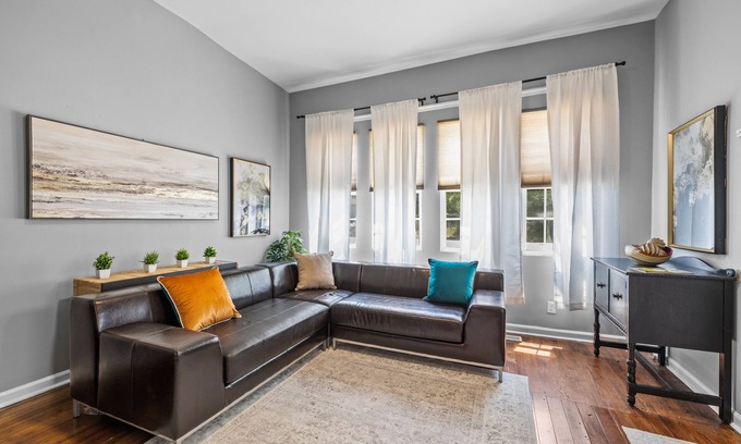 Downtown Apartamento | Retro Raleigh Downtown Flat Unit B~EV Chargers