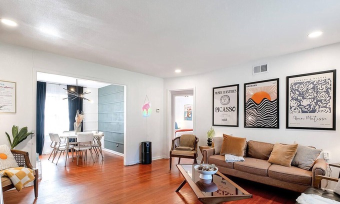 Wichita Casa | Retro Retreat - 2K - Fun and Cozy - Fenced Yard