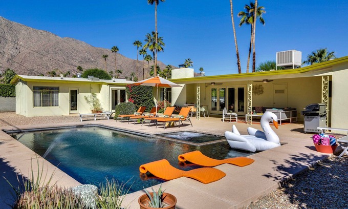 Tahquitz River Estates Casa | Retiro retro! ¡Medio siglo! 3 Maestros! ¡Piscina! ¡Spa! Mtn Vistas! A pie del centro de la ciudad PS!