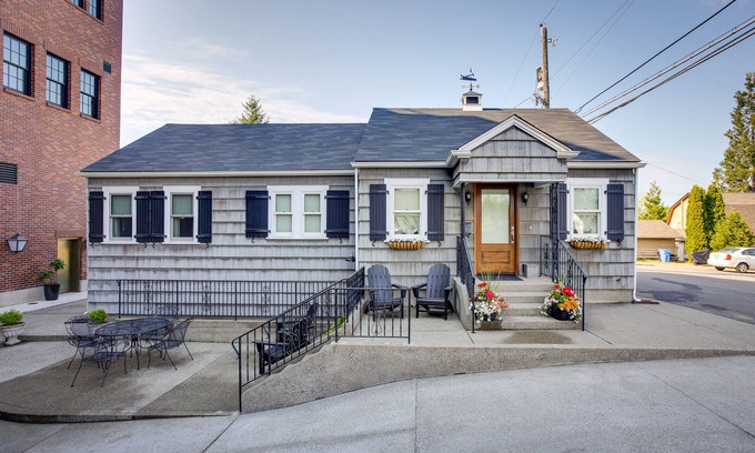 West End Casa | Retro-Style Home in Ruston: Walkable Location!