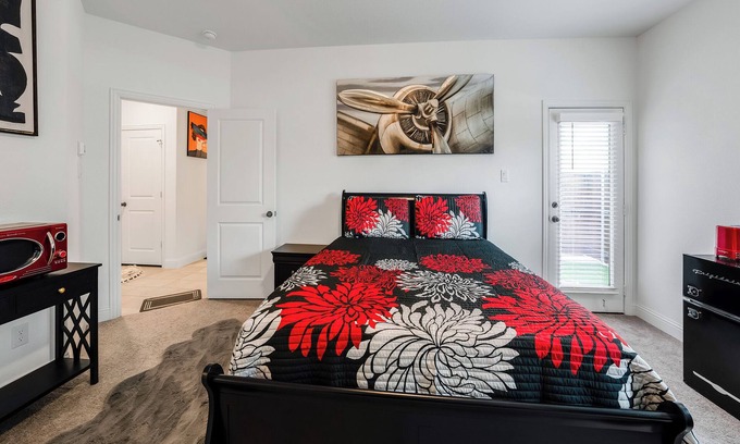 Lewisville Casa | Retro-style hotel suite with garage & pet-friendly perks