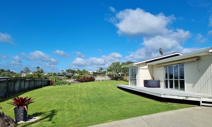Whangarei Heads Casa | Retro styled classic kiwi bach in Taurikura