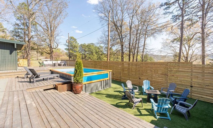 Heber Springs Casa | Retro vibes of the 50's, 60's, and 70's with amazing outdoor pool area!