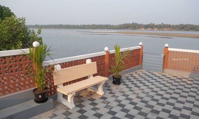 Udupi Cabaña | Reunion Ocean Tides- Room111 - Beach Cottages