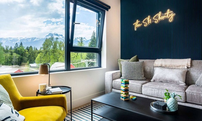Revelstoke Condominio | Revelstoke - Condo with Hot Tub-The Ski Shanty