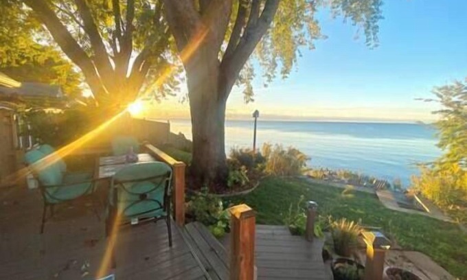 Kingsville Casa | Reveries on the Lake-lakefront Kingsville Cottage, Your home away from home in Kingsville