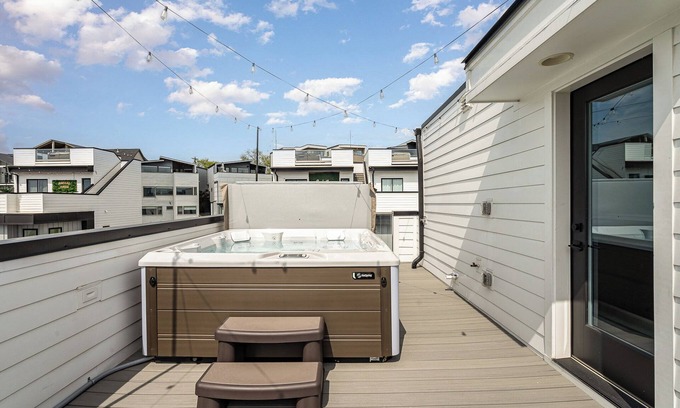 Katie Hill Neighborhood Cabaña | Revival-rooftop Deck/hot Tub- Mins to Broadway
