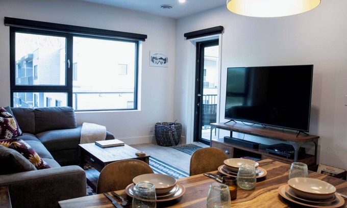 Revelstoke Condominio | Revy Rendezvous-Top floor, pet friendly condo with private hot tub