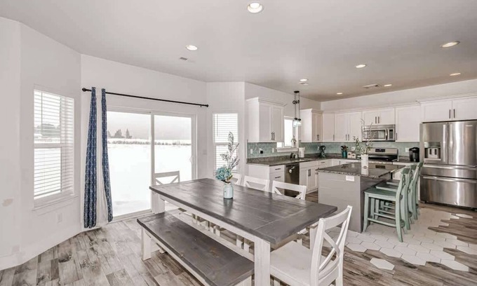 Rexburg Casa | Rexburg 5 Bedroom Home With Rock Climbing Wall & M