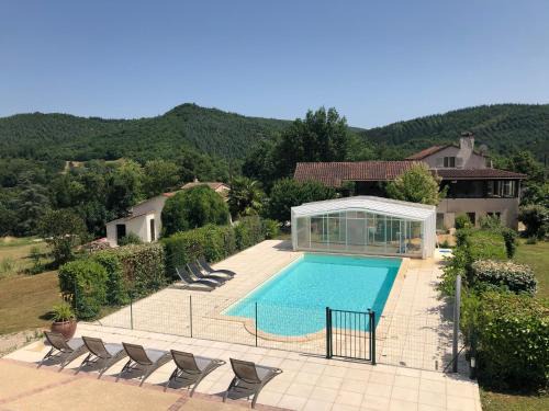 Saint-Gery Apartamento | Rez de Piscine, 10 Personnes - RÊVE DE PAPILLON et À L'étage, 5 Personnes - NID D'ÉTOILES, Il s'agit bien de deux gîtes individuels qui sont reliés par un escalier interne, cela permet a une grande famille de louer les deux gîtes