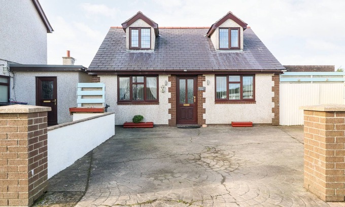 Cylch-Y-Garn Cabaña | RHIANGWYN COTTAGE, pet friendly, with hot tub in Cemaes Bay