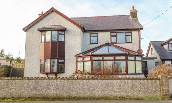 Cylch-Y-Garn Casa | RHIANGWYN, pet friendly, with hot tub in Cemaes Bay