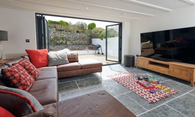 Laugharne Casa | Rhif Un , Premium cottage with Log burner & Enclosed garden
