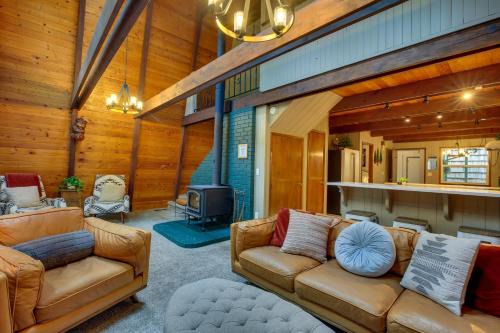Mount Hood Village Casa | Rhododendron Family Cabin Hot Tub and Deck!