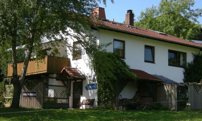 Dipperz Apartamento | RHÖN-ANTIK" apartment with wood-burning stove and terrace for barbecuing.