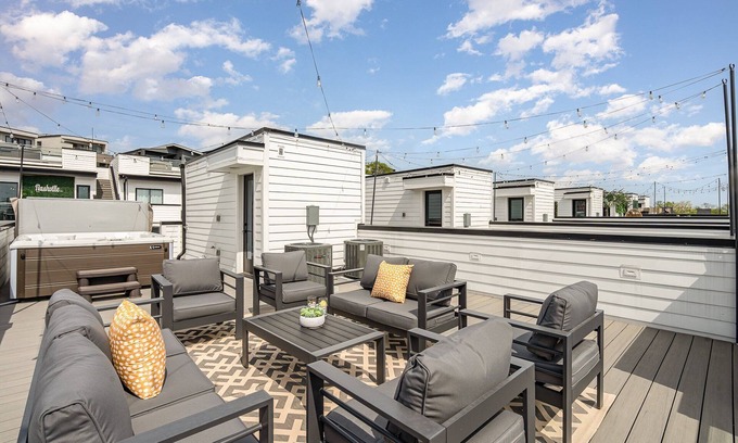Katie Hill Neighborhood Casa | Rhythm Row - Rooftop Hot Tubs - Mins to Broadway