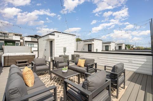 Katie Hill Neighborhood Casa | Rhythm Row - Rooftop Hot Tubs - Mins to Broadway