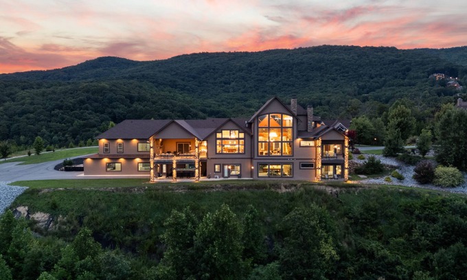 Gatlinburg - Pigeon Forge Casa | Rhythm & Views | 15,000 Sq Ft Luxury Estate w/Karaoke Studio, Swim Spa, Theater & Epic Views