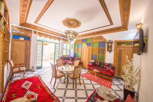 Layoun Casa | Riad Mahrez