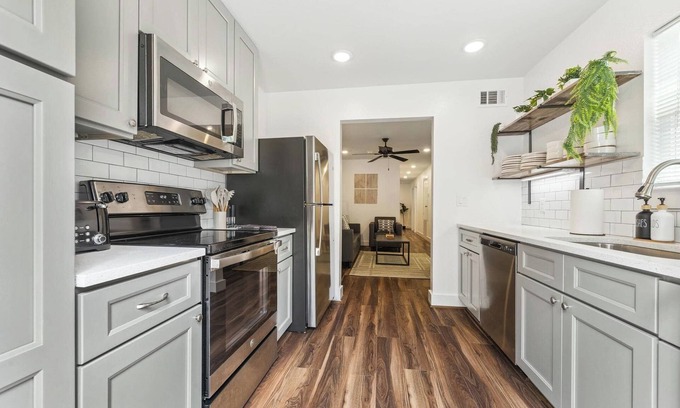 South Central Houston Apartamento | Rice Village Escape ~ Dining Shopping Fun