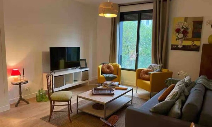 11th Arrondissement Apartamento | Richard Lenoir 3-bedroom air-conditioned 2nd floor elevator.