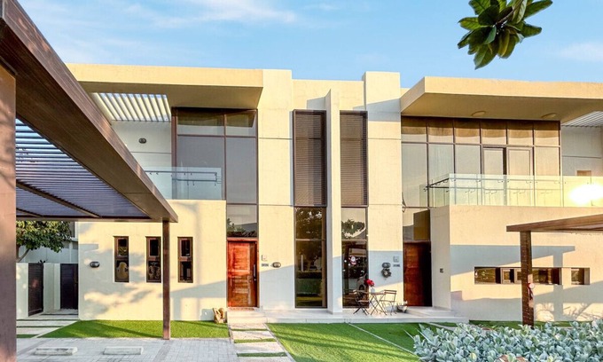 Dubai Apartamento | Gorgeous 3BR Townhouse w/ Private Garden